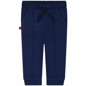 Dit stoere joggingsbroekje is effen blauw van kleur. Dit broekje komt uit de Handsome Academy collectie van Frogs and Dogs. Voorzien van broeksband met koord.