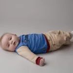 Dit stoere joggingsbroekje is effen beige van kleur. Dit broekje komt uit de Handsome Academy collectie van Frogs and Dogs. Voorzien van elastische broeksband en elastische boordjes aan de broekspijpjes.