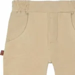 Dit stoere joggingsbroekje is effen beige van kleur. Dit broekje komt uit de Handsome Academy collectie van Frogs and Dogs. Voorzien van elastische broeksband en elastische boordjes aan de broekspijpjes.