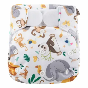 Een leuk zwemluier van HappyBear. Dit witte broekje heeft een leuke print van verschillende wilde dieren zoals een aap, olifant & pandabeer. Het broekje is verstelbaar met klittenband.
