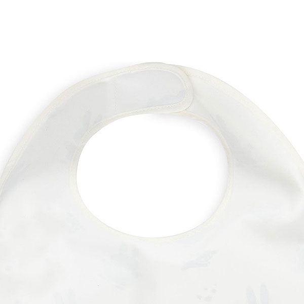 Hier vindt je de leuke slabbenset van Nijntje (Miffy) & Snuffy uit de collectie van Jollein. De set bestaat uit 2 slabben. De ene heeft een crèmekleurige achtergrond met een olijfgroene opdruk van Nijntje (Miffy) & Snuffy. De andere slab heeft een olijfgroene achtergrond met een crèmekleurige opdruk. Daarnaast heeft de slab ook een opvangbakje.