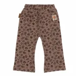Een taupe kleurig broekje uit de Jungle collectie van Frogs and Dogs - Flair Pants. Dit leuke broekje heeft wijd uitlopende pijpen en een leuke luipaardenprint in de kleur zwart.