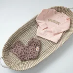 Een taupe kleurig broekje uit de Jungle collectie van Frogs and Dogs - Flair Pants. Dit leuke broekje heeft wijd uitlopende pijpen en een leuke luipaardenprint in de kleur zwart.