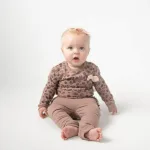 Een taupe kleurig broekje uit de Jungle collectie van Frogs and Dogs - Flair Pants. Dit leuke broekje heeft wijd uitlopende pijpen en een leuke luipaardenprint in de kleur zwart.