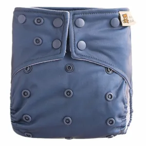 Een makkelijke wasbare pocketluier in het design Denim. Deze luier is te gebruiken vanaf de geboorte tot zindelijkheid. Met dubbele lekgoten en verwijderbare booster voor extra absorptie.