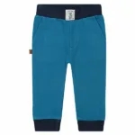 Dit stoere joggingsbroekje is gemaakt van 2 kleuren blauw. Dit broekje komt uit de Polar Adventure collectie van Frogs and Dogs. Voorzien van broeksband met koord en steekzakjes aan de voorzijde en 2 zakjes aan de achterkant.
