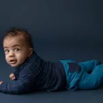 Dit stoere joggingsbroekje is gemaakt van 2 kleuren blauw. Dit broekje komt uit de Polar Adventure collectie van Frogs and Dogs. Voorzien van broeksband met koord en steekzakjes aan de voorzijde en 2 zakjes aan de achterkant.