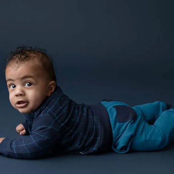 Dit stoere joggingsbroekje is gemaakt van 2 kleuren blauw. Dit broekje komt uit de Polar Adventure collectie van Frogs and Dogs. Voorzien van broeksband met koord en steekzakjes aan de voorzijde en 2 zakjes aan de achterkant.