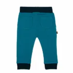 Dit stoere joggingsbroekje is gemaakt van 2 kleuren blauw. Dit broekje komt uit de Polar Adventure collectie van Frogs and Dogs. Voorzien van broeksband met koord en steekzakjes aan de voorzijde en 2 zakjes aan de achterkant.