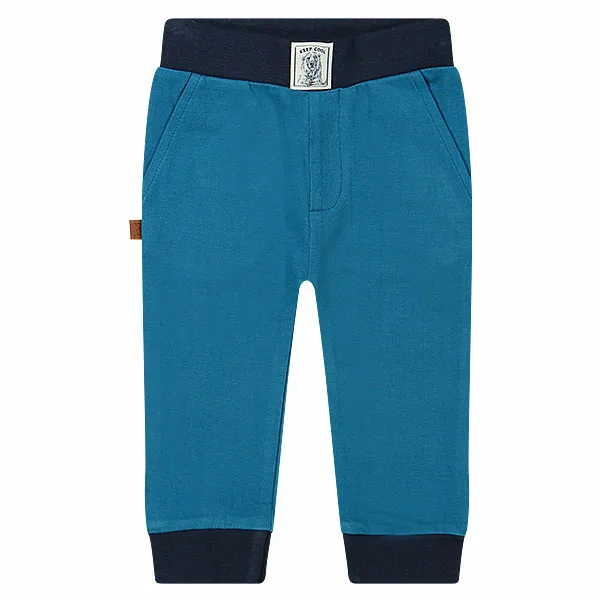Dit stoere joggingsbroekje is gemaakt van 2 kleuren blauw. Dit broekje komt uit de Polar Adventure collectie van Frogs and Dogs. Voorzien van broeksband met koord en steekzakjes aan de voorzijde en 2 zakjes aan de achterkant.