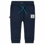 Dit stoere joggingsbroekje is effen blauw van kleur. Dit broekje komt uit de Polar Adventure collectie van Frogs and Dogs. Voorzien van broeksband met koord en steekzakjes aan de voorzijde en 2 zakjes aan de achterkant.
