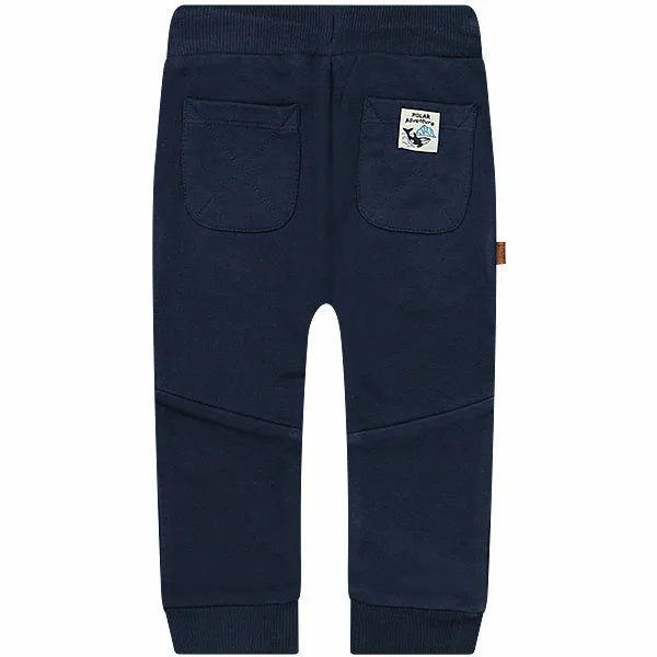 Dit stoere joggingsbroekje is effen blauw van kleur. Dit broekje komt uit de Polar Adventure collectie van Frogs and Dogs. Voorzien van broeksband met koord en steekzakjes aan de voorzijde en 2 zakjes aan de achterkant.