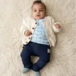 Dit stoere joggingsbroekje is effen blauw van kleur. Dit broekje komt uit de Polar Adventure collectie van Frogs and Dogs. Voorzien van broeksband met koord en steekzakjes aan de voorzijde en 2 zakjes aan de achterkant.