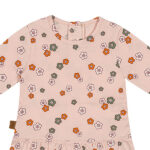 Roze babyshirt met lange mouwen, bloemenprint in wit, groen en oranje, rucherand en drukknoopsluiting op de rug.