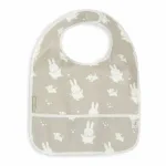 Een leuke set waterproof slabben uit de collectie Miffy (Nijntje) & Snuffy Olive Green. De set bestaat uit 2 verschillende slabben met een opdruk van de vriendjes. 