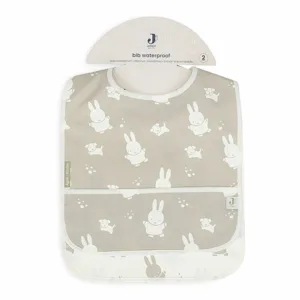Een leuke set waterproof slabben uit de collectie Miffy (Nijntje) & Snuffy Olive Green. De set bestaat uit 2 verschillende slabben met een opdruk van de vriendjes.