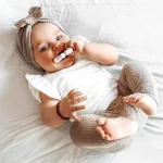 Hier een schattig zandkleurige turban mutsje gemaakt van geweven stof met kabelmotief. Het mutsje heeft aan de voorkant een leuke strik. Door de stof krijgt dit mutsje een speelse en mooie uitstraling.