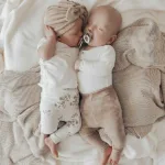 Hier een schattig zandkleurige turban mutsje gemaakt van broderie. Het mutsje heeft aan de voorkant een leuke strik. Door de stof krijgt dit mutsje een mooie en luxe uitstraling.