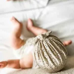 Hier een schattig zandkleurige turban mutsje gemaakt van broderie. Het mutsje heeft aan de voorkant een leuke strik. Door de stof krijgt dit mutsje een mooie en luxe uitstraling.