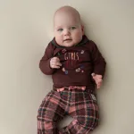 Een trendy geruit broekje uit de Wild Life collectie van Frogs and Dogs. Dit broekje is gemaakt van zacht katoen en heeft een leuk geruit motief. Broeksband heeft een koord.