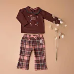 Een trendy geruit broekje uit de Wild Life collectie van Frogs and Dogs. Dit broekje is gemaakt van zacht katoen en heeft een leuk geruit motief. Broeksband heeft een koord.