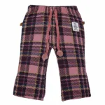 Een trendy geruit broekje uit de Wild Life collectie van Frogs and Dogs. Dit broekje is gemaakt van zacht katoen en heeft een leuk geruit motief. Broeksband heeft een koord.