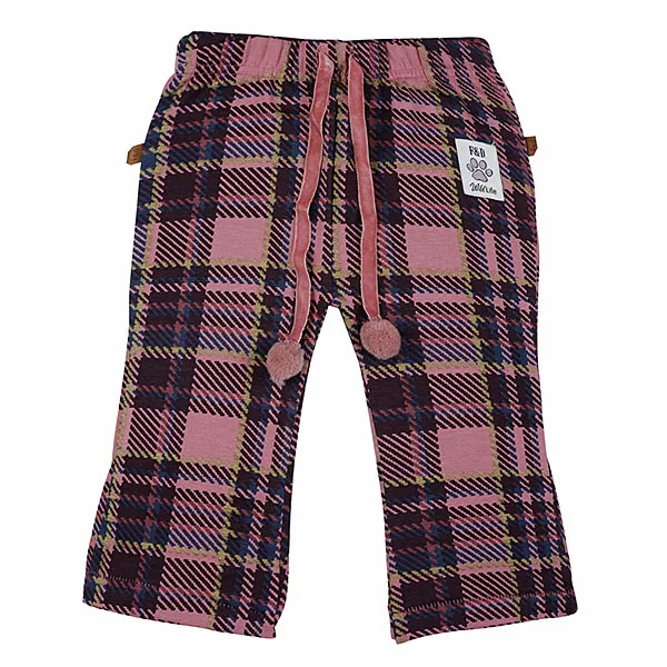 Een trendy geruit broekje uit de Wild Life collectie van Frogs and Dogs. Dit broekje is gemaakt van zacht katoen en heeft een leuk geruit motief. Broeksband heeft een koord.