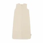 Een heerlijke zachte slaapzak in de kleur gebroken wit uit de collectie van Jollein. Deze slaapzak is gemaakt van hydrofiel katoen en uitermate geschikt voor de warme dagen of in combinatie met een lakentje of deken. 