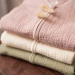 Een heerlijke zachte slaapzak in de kleur gebroken wit uit de collectie van Jollein. Deze slaapzak is gemaakt van hydrofiel katoen en uitermate geschikt voor de warme dagen of in combinatie met een lakentje of deken. 