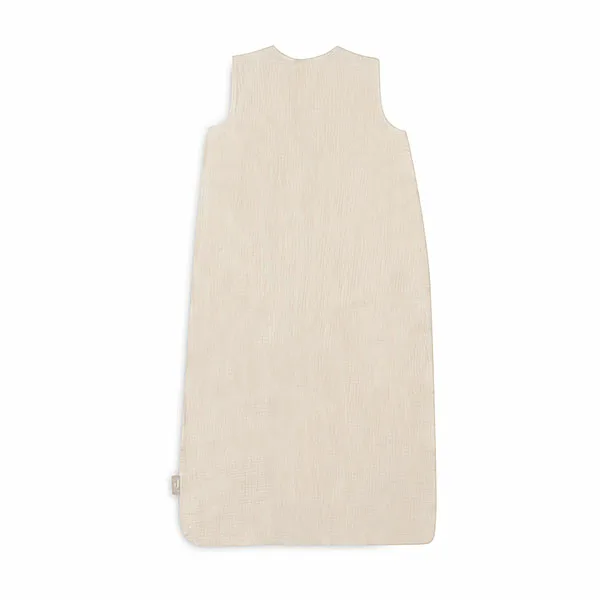 Een heerlijke zachte slaapzak in de kleur gebroken wit uit de collectie van Jollein. Deze slaapzak is gemaakt van hydrofiel katoen en uitermate geschikt voor de warme dagen of in combinatie met een lakentje of deken.
