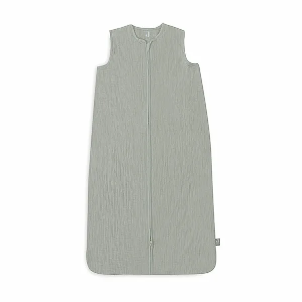 Een heerlijke zachte slaapzak in de kleur olijfgroen uit de collectie van Jollein. Deze slaapzak is gemaakt van hydrofiel katoen en uitermate geschikt voor de warme dagen of in combinatie met een lakentje of deken.