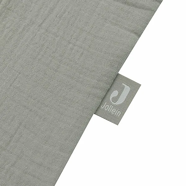Een heerlijke zachte slaapzak in de kleur olijfgroen uit de collectie van Jollein. Deze slaapzak is gemaakt van hydrofiel katoen en uitermate geschikt voor de warme dagen of in combinatie met een lakentje of deken.