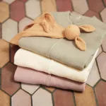 Een heerlijke zachte slaapzak in de kleur olijfgroen uit de collectie van Jollein. Deze slaapzak is gemaakt van hydrofiel katoen en uitermate geschikt voor de warme dagen of in combinatie met een lakentje of deken.