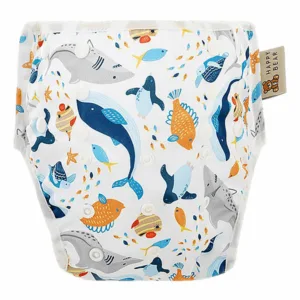 Een leuk zwemluier van HappyBear. Dit witte broekje heeft een leuke print van verschillende zeedieren zoals een vis, haai & walvis. Het broekje is verstelbaar met drukkers.