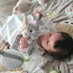 Bubblegum heeft een grijs ribfluwelen lichaam. Haar buik is gemaakt van zachte witte pluche stof.  In de hoekjes van het doekje zitten 2 knoopjes.