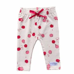 Hier vindt je de legging Bella Frambozen van May Mays. Deze zachte roze legging is voorzien van een mooie ruffle tailleband met rode strik voor een mooie finishing touche.
