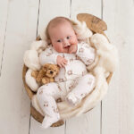 Dit mooie boxpakje met voetjes komt uit de collectie Organic van Frogs and Dogs. Het boxpakje heeft een leuke print van hondjes. Op de voorkant zitten drukkertjes. Tussen de beentjes niet, daar is het gestikt. Dit pakje is voorzien van voetjes, dus sokjes heb je niet nodig. 