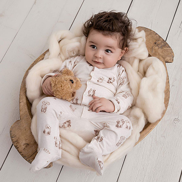 Dit mooie boxpakje met voetjes komt uit de collectie Organic van Frogs and Dogs. Het boxpakje heeft een leuke print van hondjes. Op de voorkant zitten drukkertjes. Tussen de beentjes niet, daar is het gestikt. Dit pakje is voorzien van voetjes, dus sokjes heb je niet nodig.