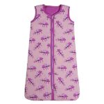 Een mooie en makkelijke slaapzak zonder mouw van Briljant Baby in het design Jungle Dusk Pink. Deze slaapzak heeft een leuke print van luiaards op een tak in de kleuren roze, wit & blauw.