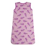 Een mooie en makkelijke slaapzak zonder mouw van Briljant Baby in het design Jungle Dusk Pink. Deze slaapzak heeft een leuke print van luiaards op een tak in de kleuren roze, wit & blauw.