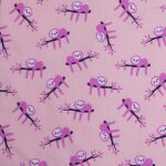 Een mooie en makkelijke slaapzak zonder mouw van Briljant Baby in het design Jungle Dusk Pink. Deze slaapzak heeft een leuke print van luiaards op een tak in de kleuren roze, wit & blauw.