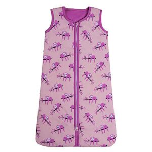 Een mooie en makkelijke slaapzak zonder mouw van Briljant Baby in het design Jungle Dusk Pink. Deze slaapzak heeft een leuke print van luiaards op een tak in de kleuren roze, wit & blauw.