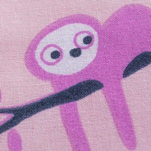 Een mooie en makkelijke slaapzak zonder mouw van Briljant Baby in het design Jungle Dusk Pink. Deze slaapzak heeft een leuke print van luiaards op een tak in de kleuren roze, wit & blauw.