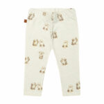 Dit lieve en schattig broekje komt uit de collectie Organic van Frogs and Dogs. Dit mooie broekje Dogs heeft een leuke print van hondjes. Het broekje heeft een elastisch tailleband. De pijpjes hebben een omgezoomde rand. 