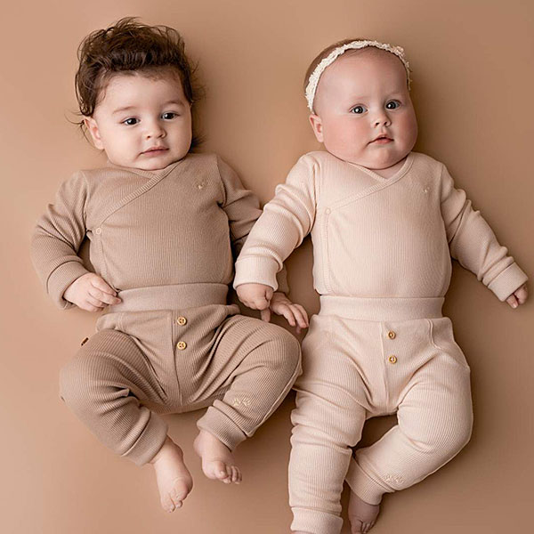 Dit lieve en schattig broekje komt uit de collectie Waffle Organic van Frogs and Dogs. Deze mooie collectie is gemaakt van organisch katoen en heeft een waffel motief.