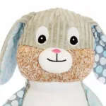 Clovis Brampton Sensory Bunny Bubblegum is een heel lief en zacht knuffelkonijn. Hij wordt geleverd in verschillende uitvoeringen. Clovis heeft een corduroy lichaam in de kleur grijs. Één oor, arm en voet is gemaakt van witte stof met gekleurde stippen. Het andere oor, arm en voet is gemaakt van witte stof met blauwe ruit. Hij heeft grote zwarte ogen een een bruine wollige kin. Clovis is niet alleen leuk en lief om mee te spelen maar is ook  mooie aanwinst voor de kinderkamer.