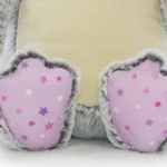 Clovis Brampton is een heel lief en zacht knuffelkonijn. Als bijnaam heeft hij ook Bubblegum vanwege zijn kleur. Hij is heerlijk zacht en is gemaakt van grijze pluche met een ecru kleurige buik en kin.