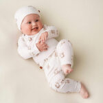 Dit lieve en schattig broekje komt uit de collectie Organic van Frogs and Dogs. Dit mooie broekje Dogs heeft een leuke print van hondjes. Het broekje heeft een elastisch tailleband. De pijpjes hebben een omgezoomde rand.