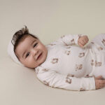 Dit lieve en schattig broekje komt uit de collectie Organic van Frogs and Dogs. Dit mooie broekje Dogs heeft een leuke print van hondjes. Het broekje heeft een elastisch tailleband. De pijpjes hebben een omgezoomde rand. 