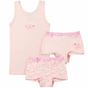 Dit leuke roze setje met ondergoed Horse van FunderWear. Het setje bestaat uit 2 onderbroekjes en 1 hemdje. Beide onderbroekjes hebben een andere print. Gemaakt van zacht katoen.